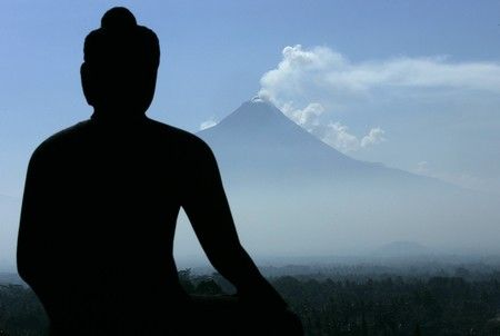 Pohled na sochu Merapi z nedalekého slavného buddhistického chrámu Borobudur. | Foto: Reuters