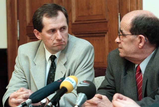 Ministr spravedlnosti Otakar Motejl a jeho první náměstek Josef Baxa(vlevo), březen 1999 | Foto: ČTK/Tomáš Železný