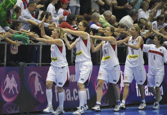 Mistrovství světa v basketbalu žen, osmifinálový zápas skupiny F, ČR - Brazílie 29. září v Brně. Hráčky českého týmu se zdraví po vítězném zápase s diváky. | Foto: ČTK