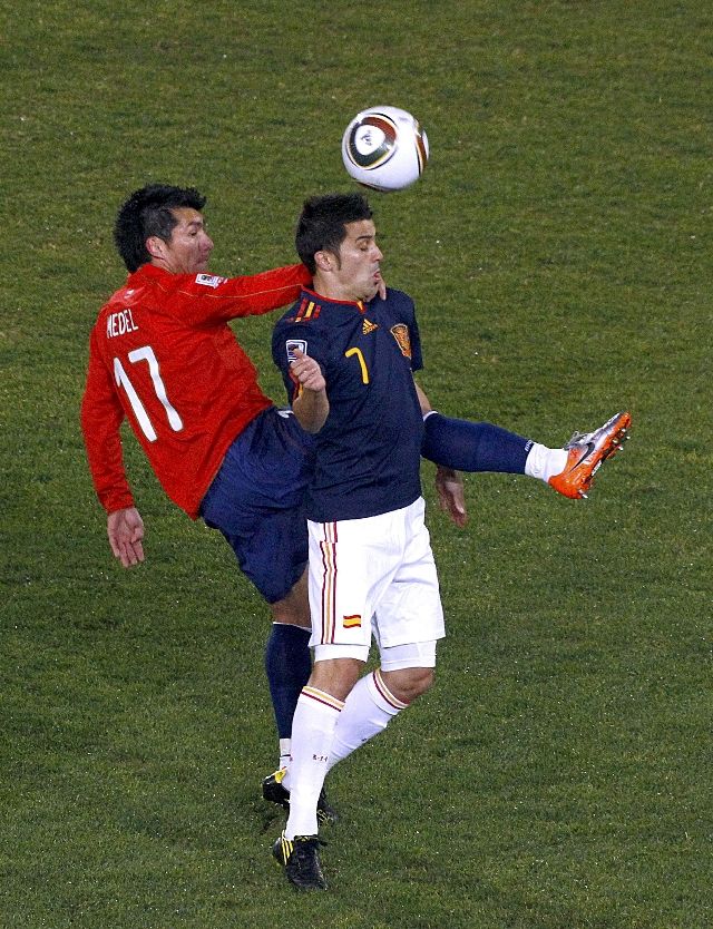 David Villa a Medel v souboji. | Foto: Reuters