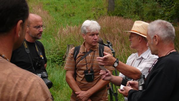 Debata českých a slovenských ornitologů po vypuštění prvních několika orlů. | Foto: Ondřej Netočný