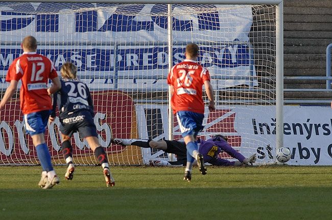 Plzeňský gólman Lukáš krbeček likviduje penaltu proti Slavii. | Foto: Viktoria Plzeň