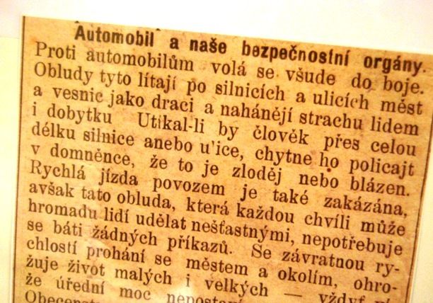 A výstřižek z dobového tisku, který byl k automobilů a jejich řidičům snad ještě více nenávistný než některé současné ekologické organizace | Foto: Radek Pecák