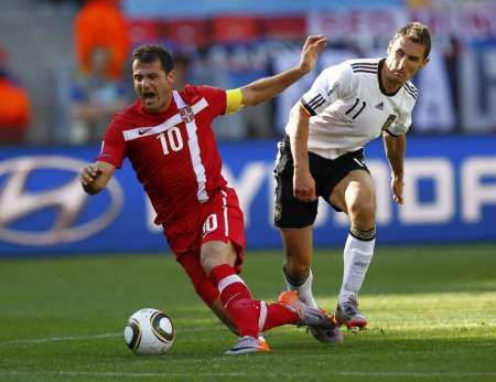 Miroslav Klose fauluje Dejana Stankoviče | Foto: Reuters