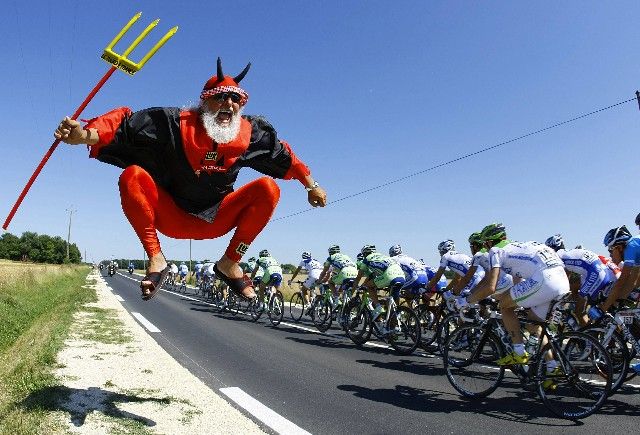 Jeden z věrných fanoušků Tour de France známý jako Didi. | Foto: Reuters