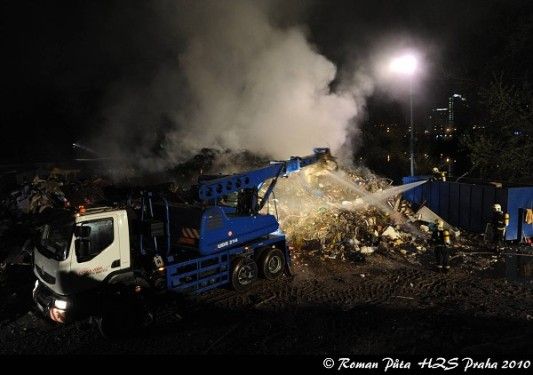 Snímky ze zásahu na hořící skládce odpadků. | Foto: Roman Půta HZS Praha