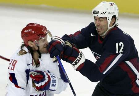 Americký útočník Brian Rolston (vpravo) atakuje Daniila Markova z Ruska. | Foto: Reuters