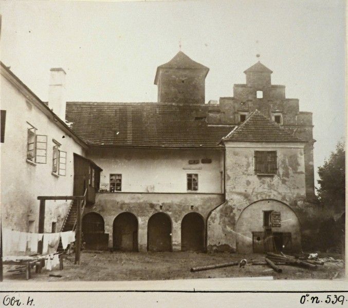 ... zámek v Červené Řečici v roce 1925. Zámek v Červené Řečici je významným dokladem proměny staršího středověkého sídla v reprezentativní rezidenci zámeckého typu. Došlo k ní při přestavbě v 16. století a tato etapa vytvořila uměleckohistoricky nejhodnotnější části areálu, pro něž jsou typické prvky tzv. české renesance. | Foto: www.cervenarecice.cz