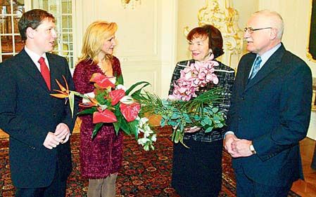 3. ledna 2005. S manželi Klausovými poobědval premiér Stanislav Gross s chotí Šárkou. První dámy republiky prý mluvily o dětech a o charitě. Muži hovořili o plánech vlády či o změnách v ČNB. O obměně vlády nejednali, Gross ale nevyloučil, že to v budoucnu udělá... | Foto: Hrad.cz