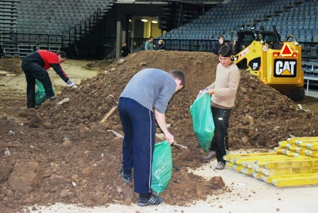 V O2 aréně se vše připravuje na sobotní závod. | Foto: Aktuálně.cz