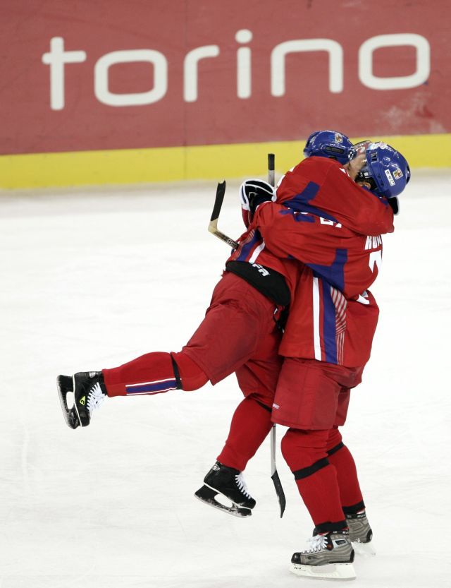 Martin Straka (vlevo) se raduje s Martinem Ručínským z gólu do prázdné branky na konci zápasu se Slovenskem. | Foto: Reuters