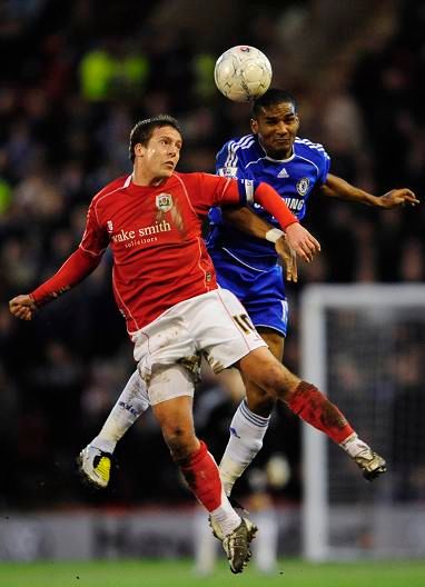 Souboj Florenta Maludy (vpravo) z Chelsea s Brianem Howardem z Barnsley | Foto: Reuters