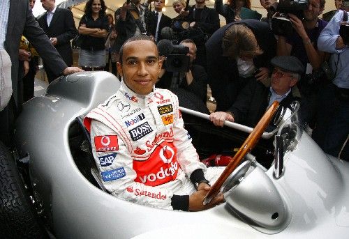 Pilot formule 1 Lewis Hamilton ve voze Silberpfeil (Stříbrný šíp) na Power Meets Fashion v Berlíně. | Foto: Reuters