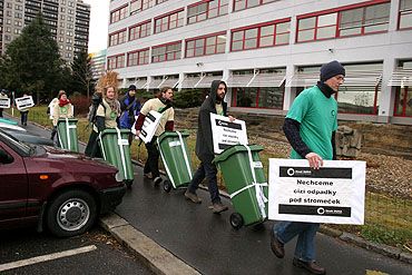 Aktivisté Hnutí Duha přivážejí popelnice - dárky před budovu ministerstva životního prostředí. | Foto: Josef Mašek