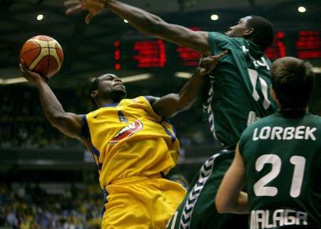 Bynum Willian z Maccabi Tel Aviv v prvním kole basketbalové Euroligy proti Pietrusi Florentovi (uprostřed) a Lorbeku Erazemovi z Malagy. | Foto: Reuters