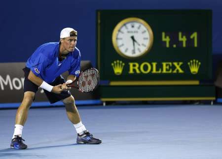 Lleyton Hewitt a v pozadí hodiny ukazující půl páté ráno | Foto: Reuters