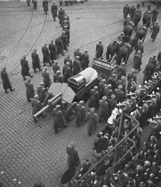 Z pohřbu Klementa Gottwalda. Jeho nabalzamované tělo bylo později vystaveno ve skleněné rakvi v památníku na Vítkově. Zpopelněn byl Gottwald až v roce 1962. | Foto: ČTK