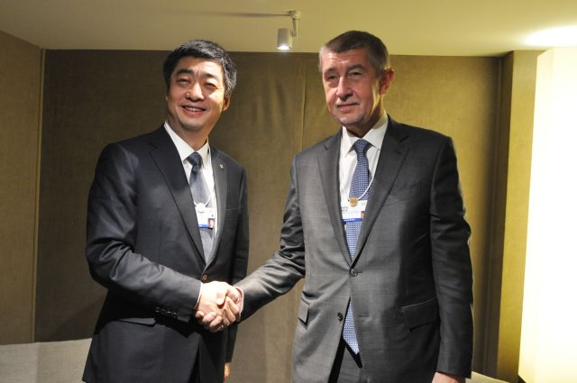 Andrej Babiš a člen představenstva Huawei Ken hu na schůzce v Davosu. | Foto: ČTK