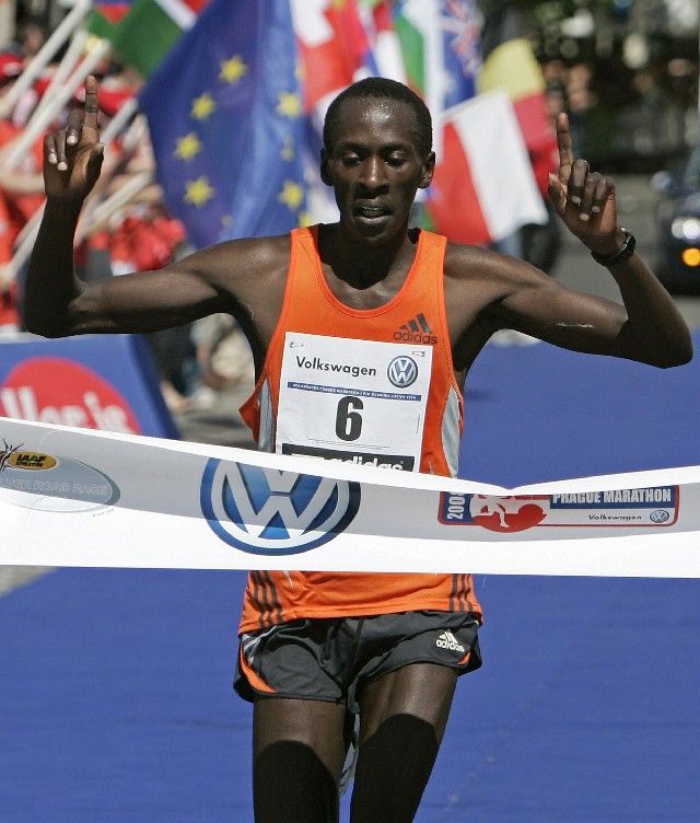 Keňan Kenneth Mungara v cíli Pražského mezinárodního maratonu. | Foto: Reuters