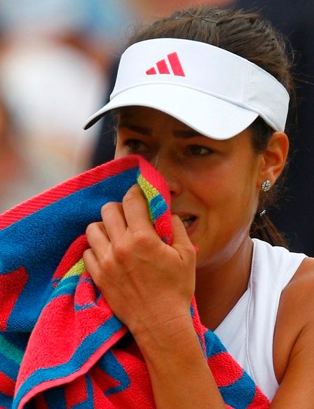 Ana Ivanovičová pláče. Kvůli zranění musel vzdát osmifinále Wimbledonu. | Foto: Reuters