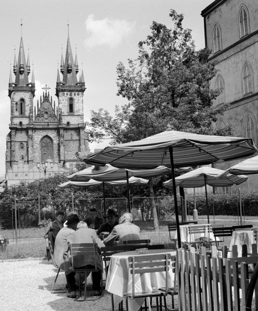 Restaurace lidově zvaná "U paraplíček", snímek z června 1963. | Foto: ČTK