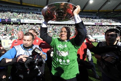 Trenér Felix Magath se jde pochlubit s trofejí | Foto: Sport