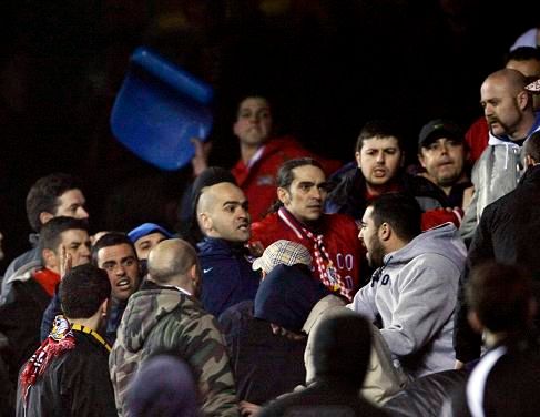 Také v Madridu nevydržely zápas Atlético - Bolton všechny sedačky | Foto: Reuters