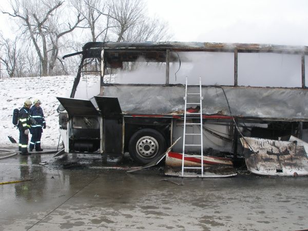 Požár autobusu na D11 | Foto: HZS Královéhradeckého kraje