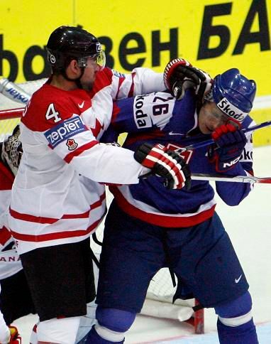 Nechyběla ani bitka | Foto: Reuters