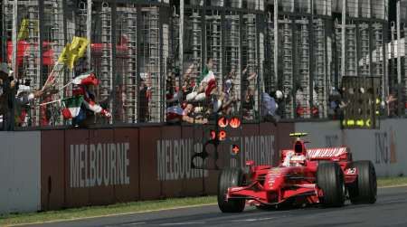 Kimi Räikkönen s Ferrari si jede pro vítězství ve Velké ceně Austrálie. | Foto: Reuters