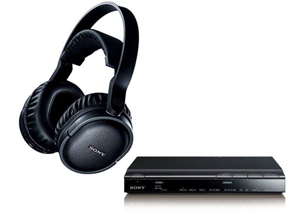 Sony sluchátka MDR-DS7500 slibují 3D zvuk 
Pokud vám při sledování domácího 3D chybí 3D zvuk, díky sluchátkům Sony MDR-DS7500 brzy nemusí. Firma Sony slibuje zvuk v kvalitě 3D surround sound a to za přispění technologie Dolby Pro Logic IIz.  Sluchátka budou vybavena mnoha nastaveními a módy. Mód kino, mód hry, mód hlas. Bez problému by měli hrát i v součinnosti s 3D brýlemi. 
Sluchátka by se měla začít prodávat 10. října v Japonsku. Cena je nastavena na 643 USD za celý systém, nebo jen 321 USD za samostatná sluchátka. | Foto: Engadget.com