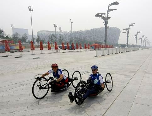 Francouzští cyklisté trénující na paralympiádu těsně před stadionem Ptačí hnízdo | Foto: Reuters