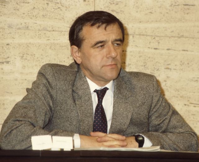 27. 2. Richard Sacher - Polistopadový ministr vnitra zemřel v jedenasedmdesáti letech po dlouhodobé nemoci. V roce 1990 byl zvolen poslancem za KDU-ČSL, ve Federálním shromáždění působil dva roky. Po odchodu z funkce se stal členem dozorčí rady bezpečnostní agentury G4S Security Sevices. V roce 2000 se snažil do politiky opět vrátit, neúspěšně kandidoval jako nestraník za ČSSD do Senátu. Sacher čelil obvinění ze spolupráce s StB. Vojenské zpravodajství v roce 2007 zveřejnilo zprávu, podle které byl spolupracovníkem komunistické Vojenské kontrarozvědky, která byla součástí StB. Sacher na to tehdy reagoval tím, že má tři lustrační osvědčení z let 1992, 2000 a 2005. Na přímou otázku, zda s kontrarozvědkou spolupracoval, ale odmítl odpovědět. | Foto: ČTK