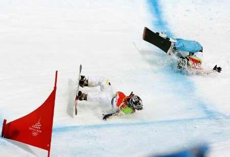 Švýcarka Mellie Franconová (vpravo) a Švédka Maria Danielssonová při pádu v olympijském závodu ve snowboardcrossu | Foto: Reuters