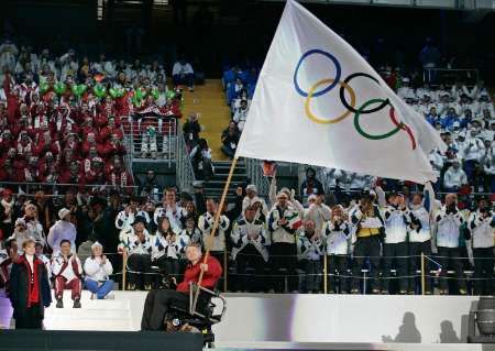 Starosta Vancouveru s olympijskou vlajkou | Foto: Reuters