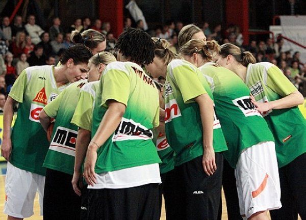 Basketbalistky BK Gambrinus SIKA Brno před prvním osmifinálovým zápasem s týmem MiZo Pécs 2010. | Foto: www.bkzabiny.cz