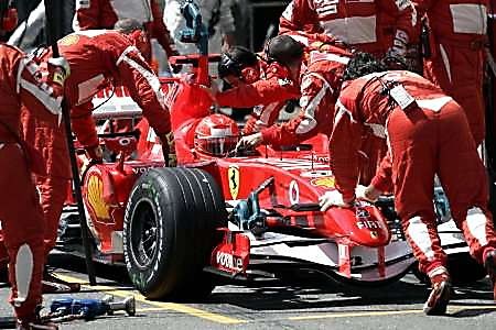 Mechanici Ferrari pracují na stroji Michaela Schumachera při kvalifikaci na Vlekou cenu Brazílie. Německý jezdec byl až desátý. | Foto: Reuters