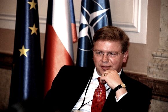 Štefan Füle s vlajkami, které symbolizují jeho dosavadní kariéru: zvláštní velvyslanec ČR při NATO, pak český ministr, v budoucnosti eurokomisař. | Foto: Repro: Vláda.cz