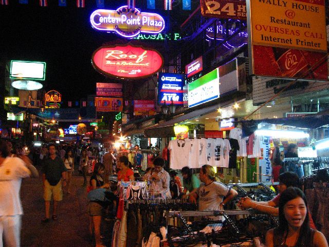 Na turisty čeká v Thajsku plno lákadel i nástrah. Vychvalovaná i zatracovaná Khao San Road v Bangkoku bývá pro mnoho z nich první zastávkou. | Foto: Pavel Vondra