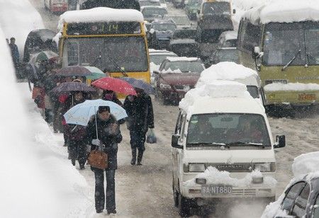 Ulice Nan-ťingu pár dnů před začátkem čínského Nového roku. Sníh ochromil Čínu. | Foto: Reuters