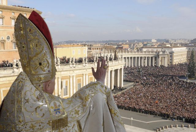 Papež Benedikt XVI. žehná davu 25.prosince na Svatopetrském náměstí ve Vatikánu. | Foto: Reuters