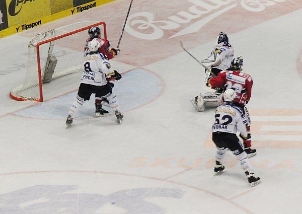 Nerozchytaný plzeňský brankář Altrichter se za mnoha střelami jen ohlížel. | Foto: Zuzana Hronová