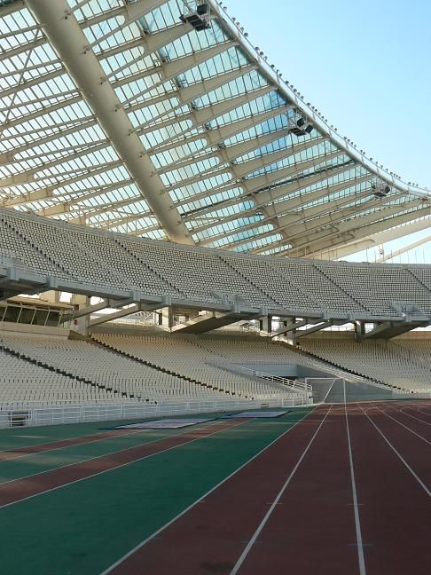 Olympijský stadion má před hřištěm širokou atletickou dráhu | Foto: Martin Jůzek