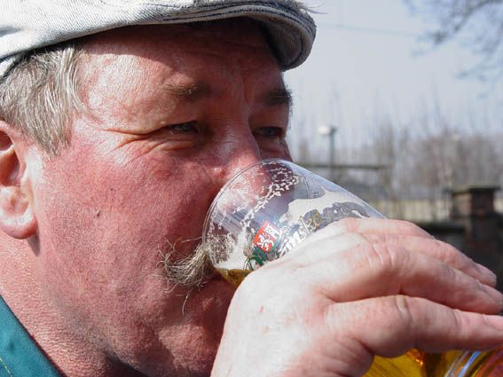 Pivo pije podle CVVM kolem 88 % mužů. | Foto: Aktuálně.cz