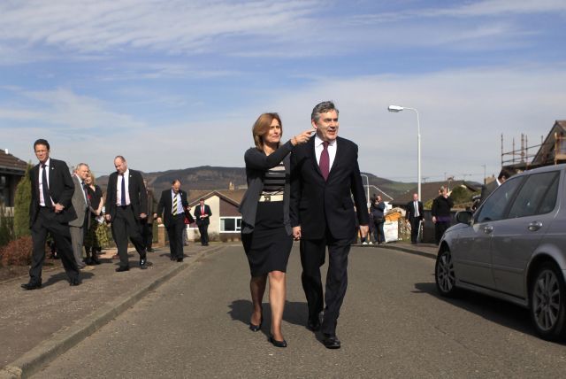 Gordon Brown při volební kampani na východě Skotska. | Foto: Reuters