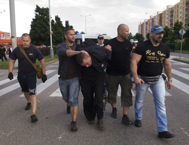 Z náměstí, kde byla akce na pokyn magistrátu rozpuštěna, se jednotlivci vydali na sídliště obývané převážně Romy. Policejních výzev k opuštění místa desítky lidí neuposlechly. | Foto: ČTK