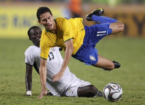 Paulo Henrique padá po souboji s Rabiuem | Foto: Sport