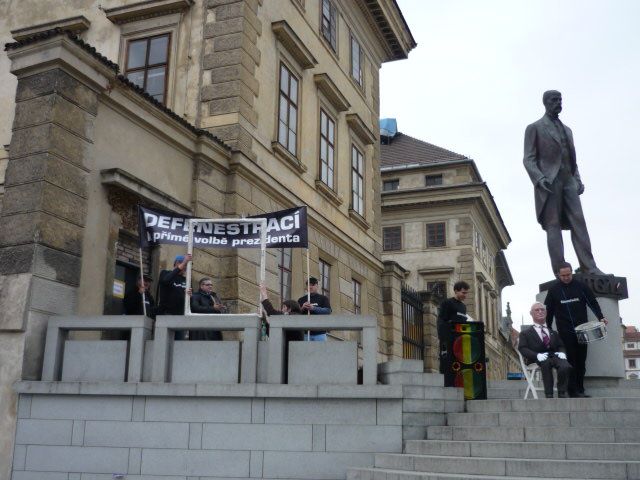 Aktivisté už chystají Václavu Klausovi okno... za pár minut tudy poletí figurína VK | Foto: Kateřina Eliášová