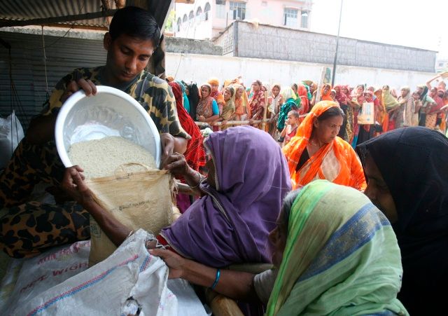 Zlevněnou rýži distribuuje i bangladéšská vláda. Většinou však v pracovní době. | Foto: Reuters