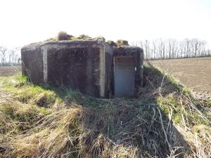 Tento bunkr asi 100 metrů od cyklostezky Lednická má cenu 83 300 korun. | Foto: Ministerstvo obrany ČR